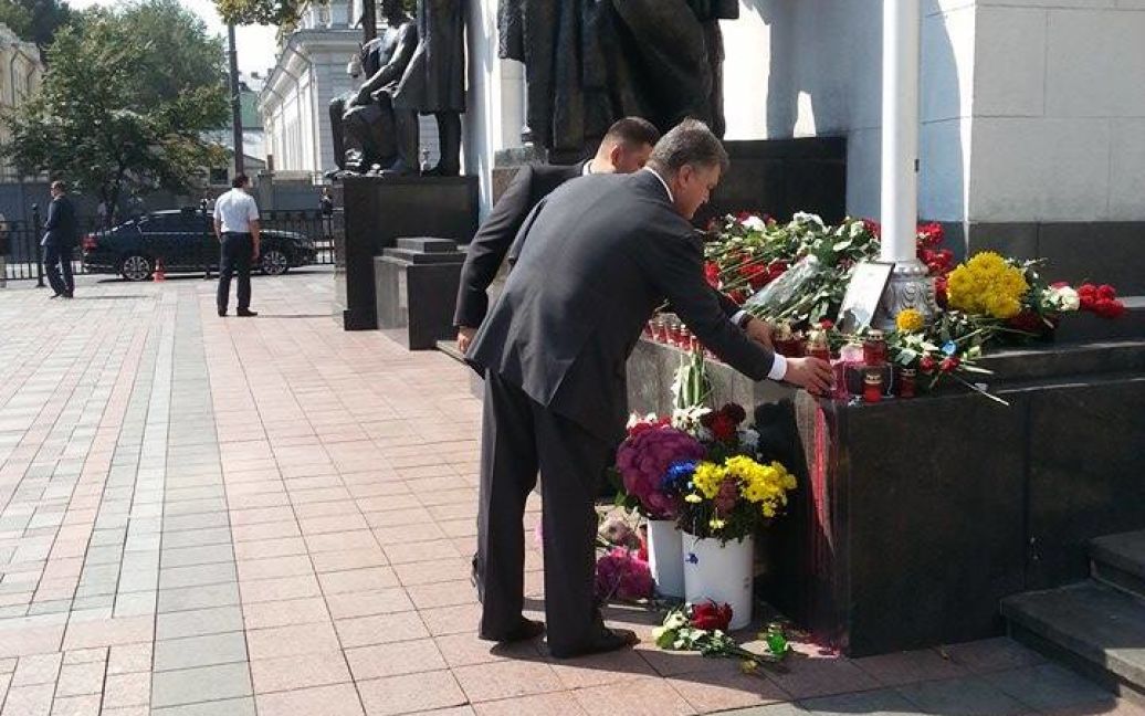 Порошенко поставил свечу в память трагических событий возле Рады / © Фото Инны Боднар/ТСН
