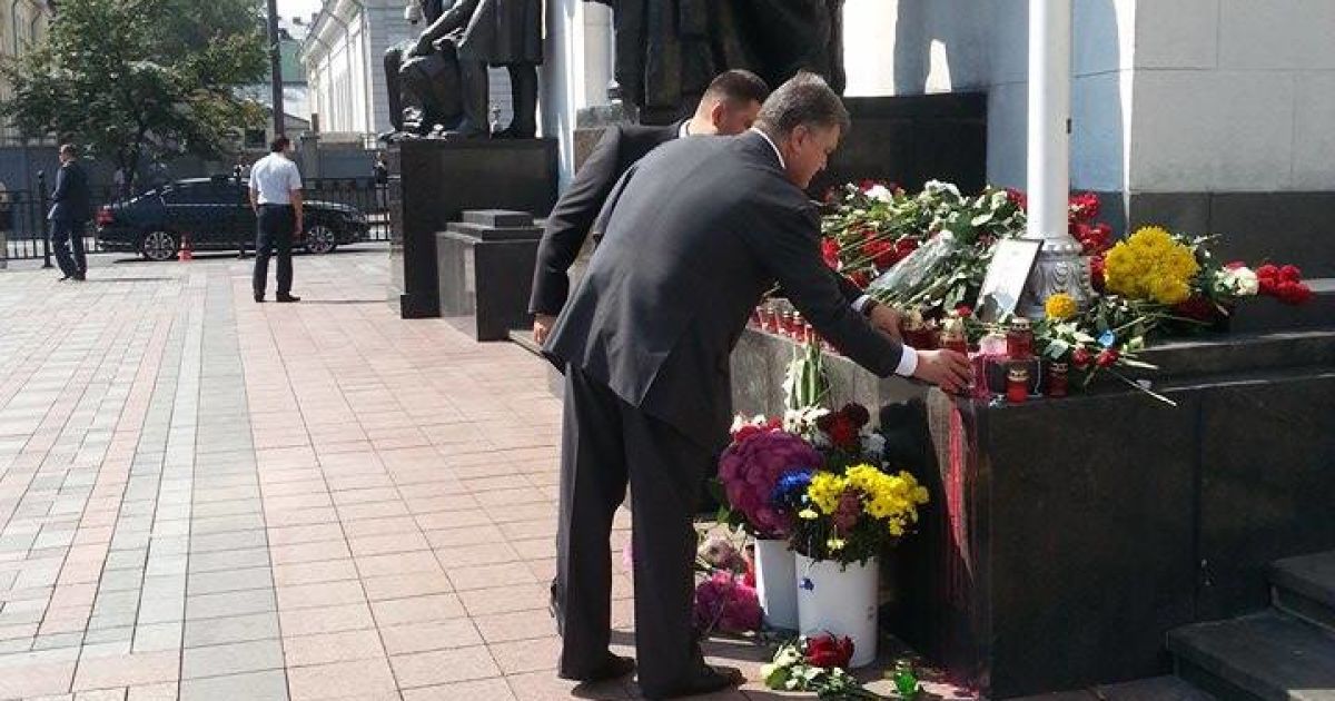 Порошенко поставил свечу в память трагических событий возле Рады / © Фото Инны Боднар/ТСН