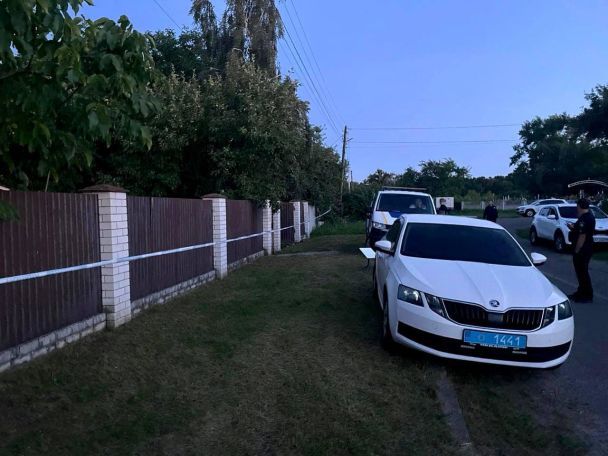 Следователи работают над установлением лиц, причастных к совершению преступления.