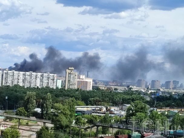 Столб дыма виден на весь левый берег / © ТСН.ua
