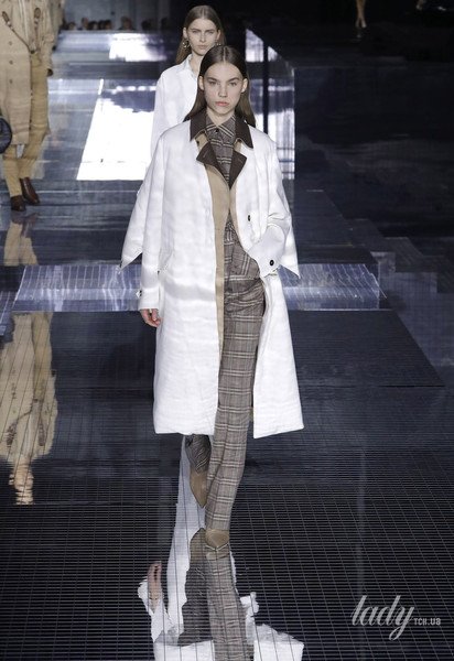 Коллекция Burberry прет-а-порте сезона осень-зима 2020-2021 / © East News