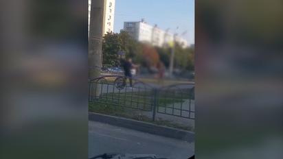 В Харькове голый мужчина нападал на прохожих