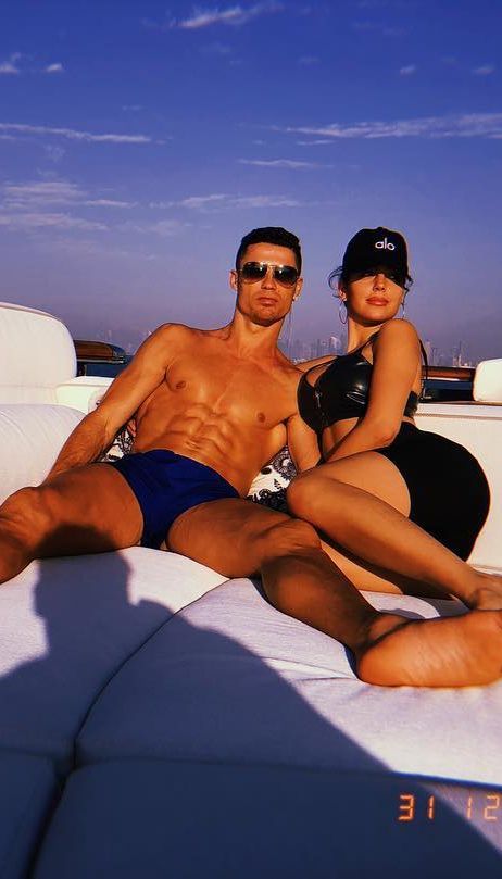 От Шакиры до Джорджины Родригес: знаменитые жены и подруги футболистов, которые разрывают Instagram