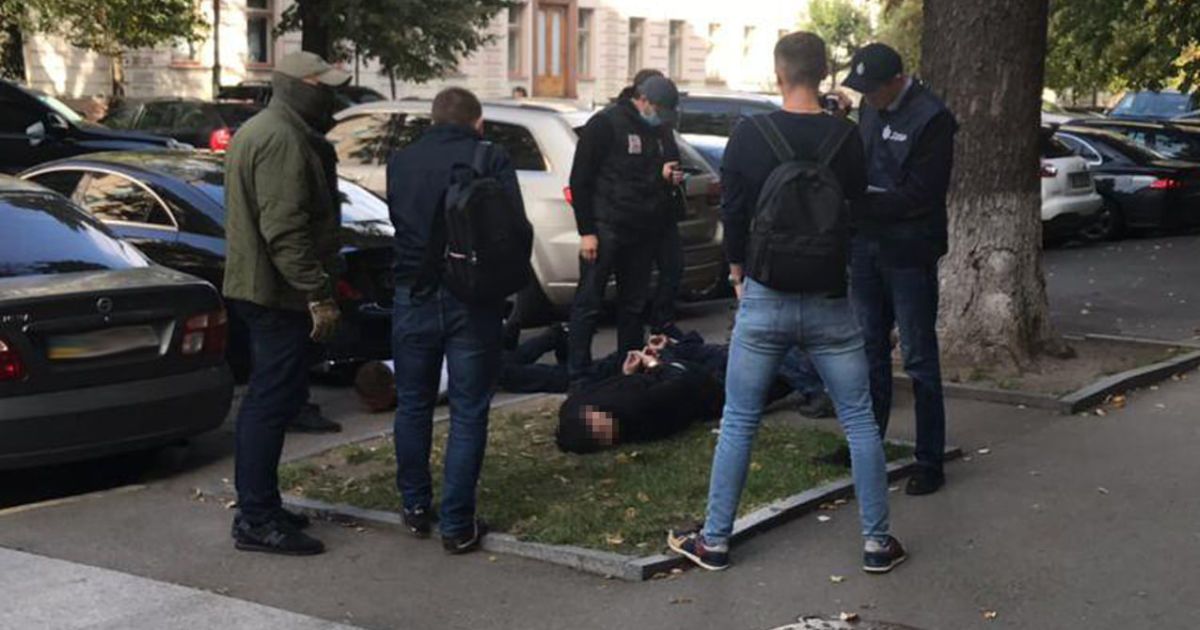 18 тысяч долларов за должность помощника нардепа: в Киеве задержана группа мошенников
