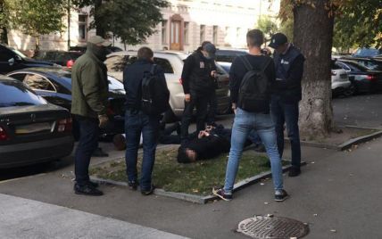 18 тысяч долларов за должность помощника нардепа: в Киеве задержана группа мошенников