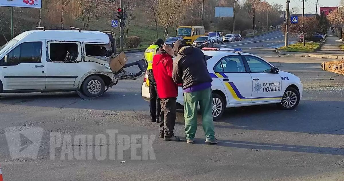 У Рівному стріла крана впала на авто: хто винен у ДТП
