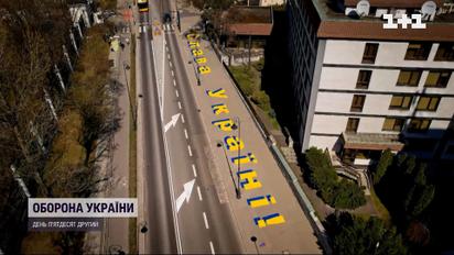 На пішохідній доріжці під російським посольством у Варшаві з'явився гігантський напис "Слава Україні!"