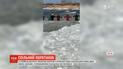 У литовській Клайпеді місцеві врятували з крижаної води двох жінок з дітьми