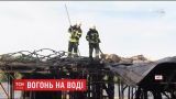 В Киеве спасатели 3 часа тушили пламя, охватившее дебаркадер
