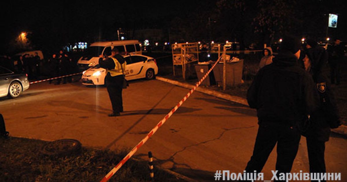 У центрі Харкова невідомі обстріляли авто, є загиблий