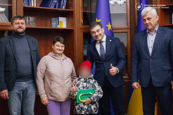 Мальчик вместе с родственниками и омбудсманом / © Дмитрий Лубинец facebook