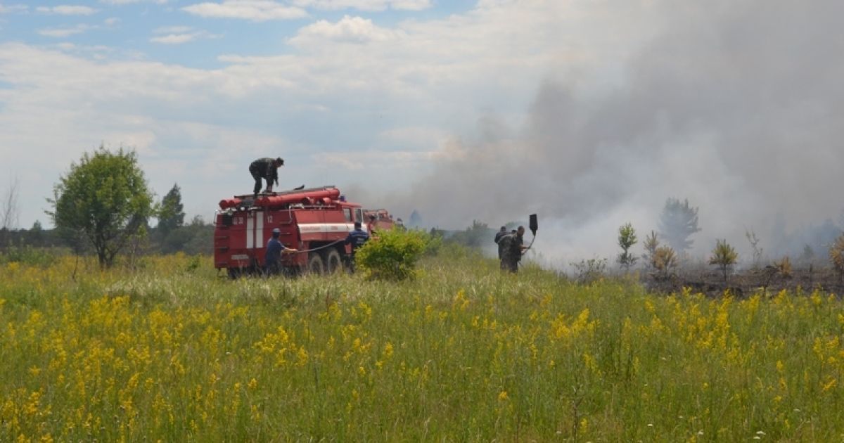 Пожар продолжают тушить