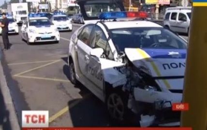 У Києві патрульне авто поліцейських влетіло у пасажирську маршрутку