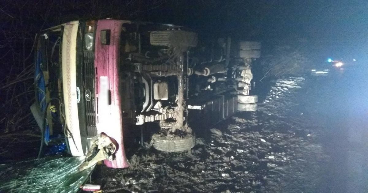 Під Києвом злетів у кювет і перекинувся автобус, 13 людей отримали травми