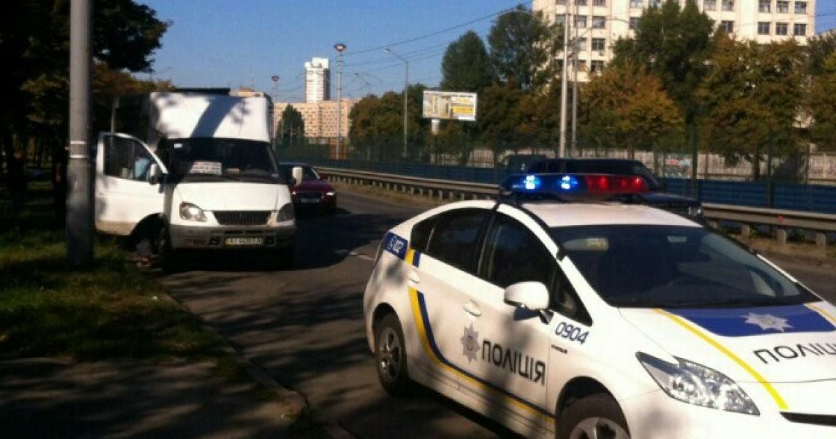 У Києві під час руху маршрутки дівчина випала на проїжджу частину