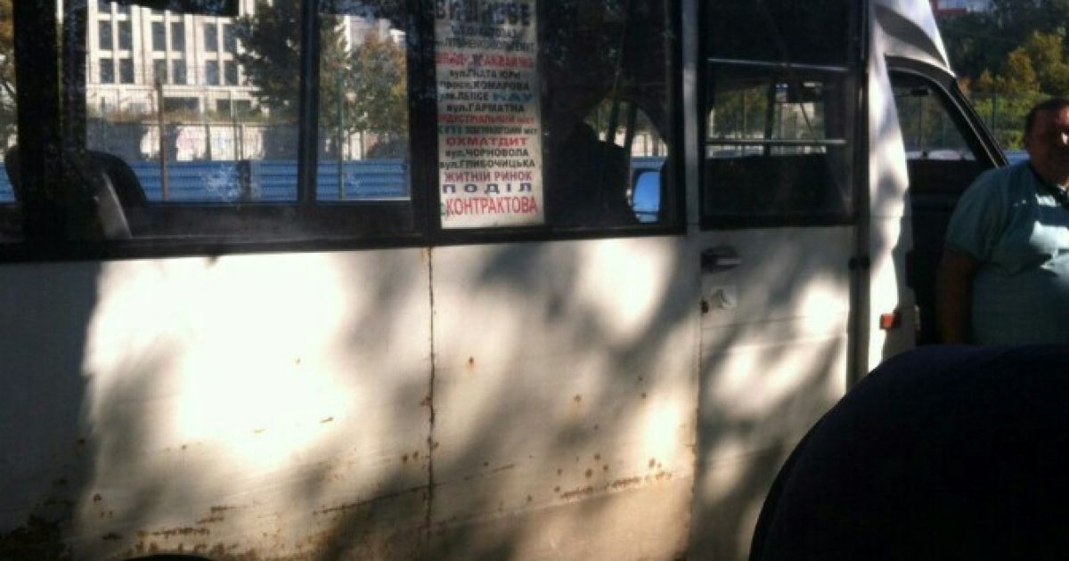 на Борщагівці дівчина випала з маршрутки_2 / © Facebook/Влад Антонов