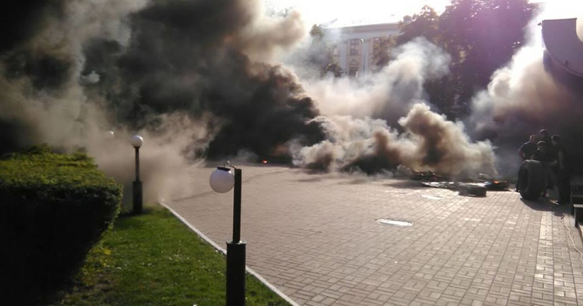 "Азов" vs "Київміськбуд": побоїще з поліцією, затримання та дивні "будівельники"