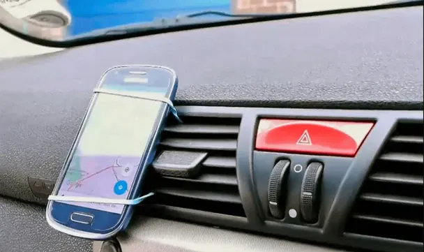 Лайфгак, як тимчасово замінити тримач для телефону в авто