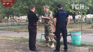 На столичній Оболоні полковник розвідки напідпитку влаштував стрілянину і розбірки з поліцією / © Facebook/Киев Оперативный