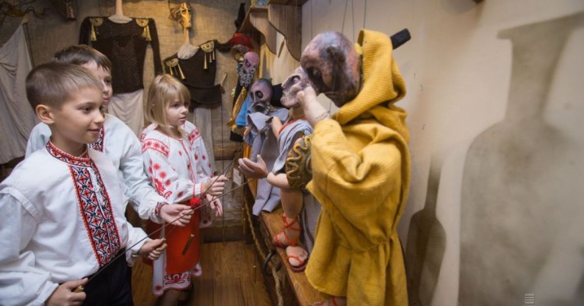 Дети после церемонии открытия двухдневной театральной программы "Артисты &ndash; детям" в помещении Киевского академического театра кукол / © УНИАН