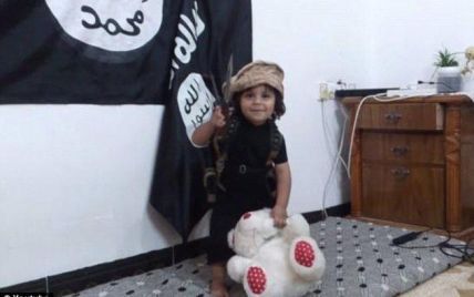 Боевики ИГИЛ обнародовали шокирующее видео, как 3-летний мальчик учится отрезать головы
