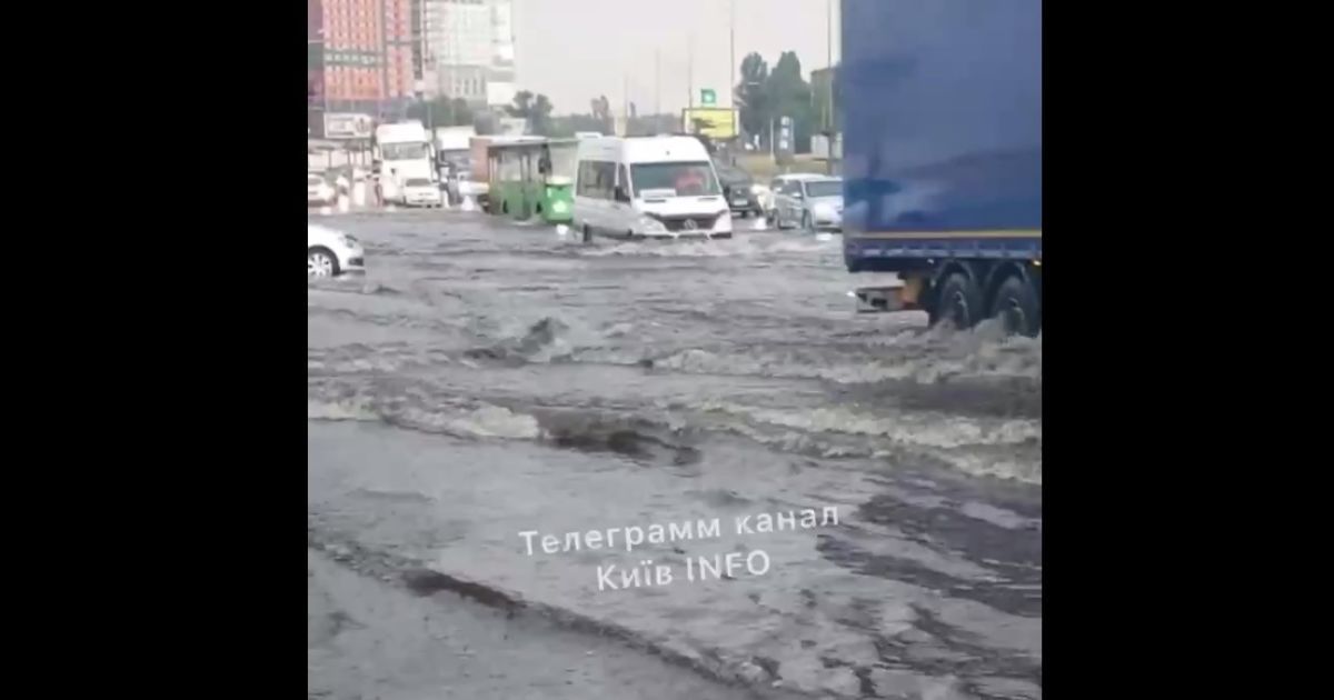 У Києві після грози 10 червня підтоплено деякі вулиці