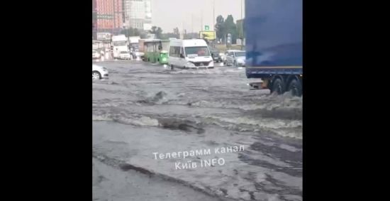 Київ накрила сильна злива: підтоплено деякі вулиці (відео)