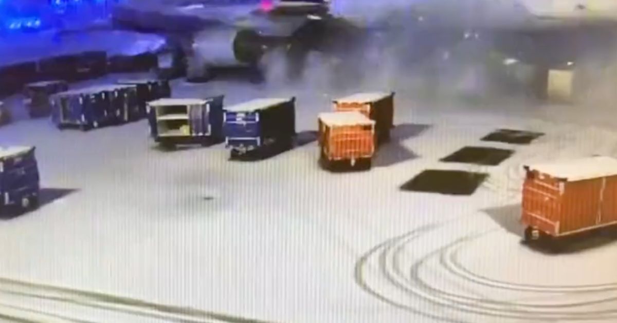 Во время снежной бури самолет снес контейнеры, в которых хранился багаж: видео