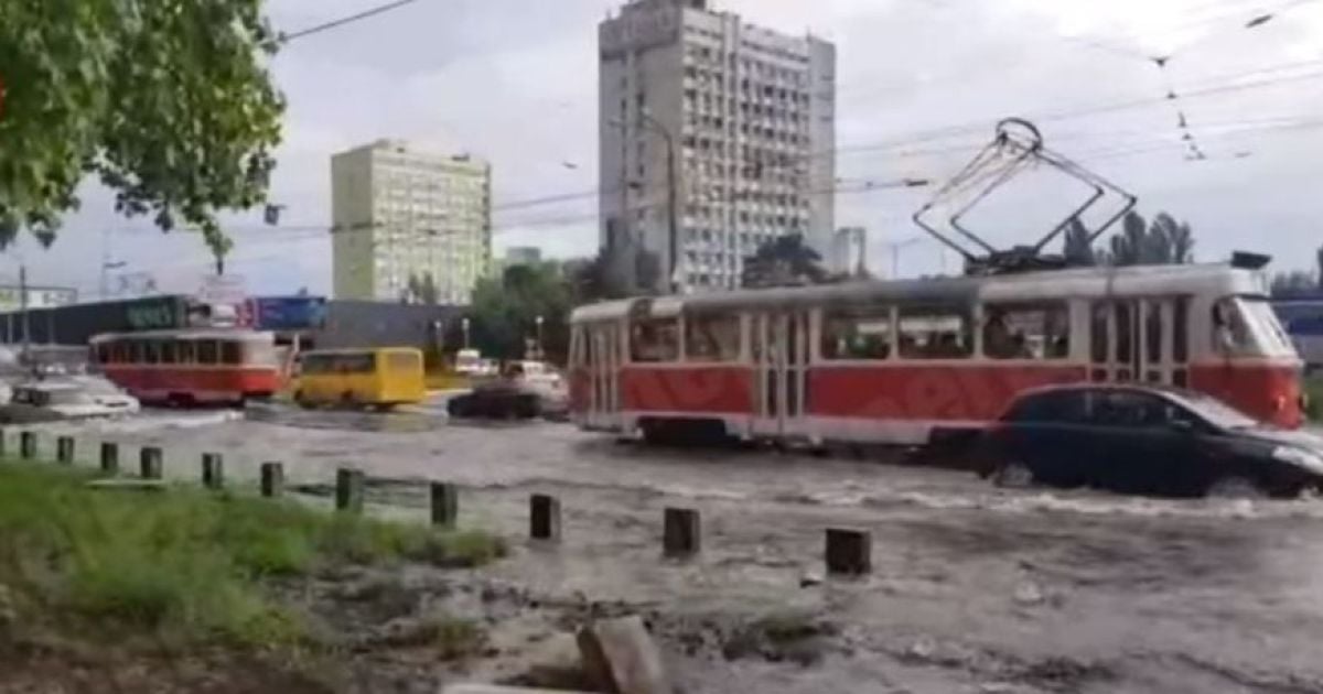 В Киеве возле метро "Черниговская" из-за аварии затопило трамвайные пути, авто остановились в пробке