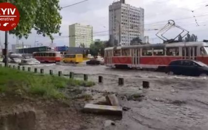 В Киеве возле метро "Черниговская" из-за аварии затопило трамвайные пути, авто остановились в пробке