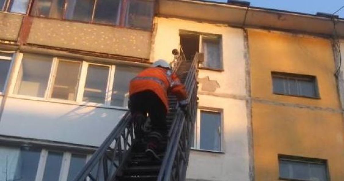 У Кременчуці помітили маленьку дитину у вікні, яка сиділа і плакала