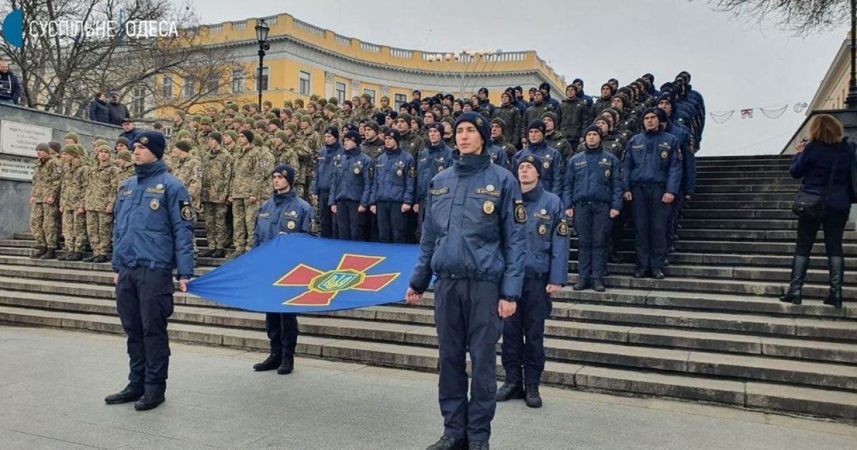 Заспівали гімн та розгорнули прапори: в Одесі святкують 30-річчя Збройних Сил України