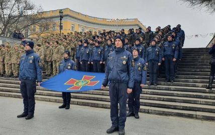 Заспівали гімн та розгорнули прапори: в Одесі святкують 30-річчя Збройних Сил України