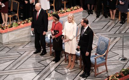 Королева Соня і кронпринцеса Метте-Маріт з чоловіками на церемонії вручення Нобелівської премії в Осло