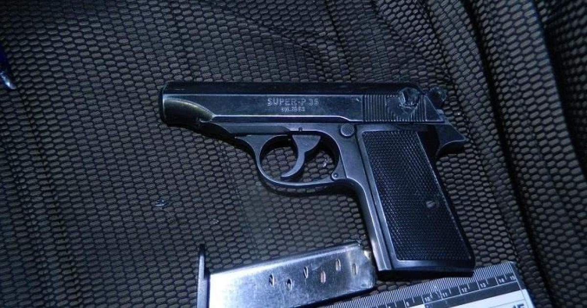 У Києві на Оболоні затримали озброєного чоловіка