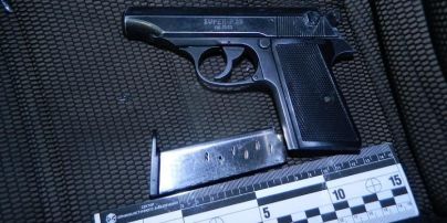 У Києві на Оболоні затримали озброєного чоловіка