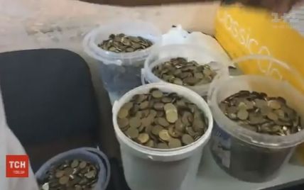 Штрафы ведрами: крымские татары принесли российским судоисполнителям 140 килограммов монет