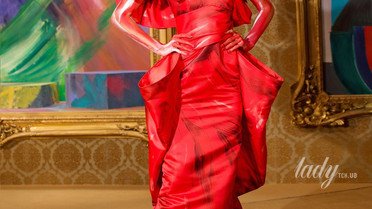 Телеведуча-трансвестит з'явилася в образі від Moschino - фото