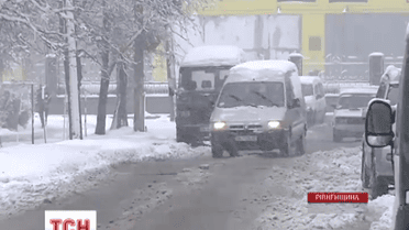 Чернівці з ночі засипає мокрим снігом