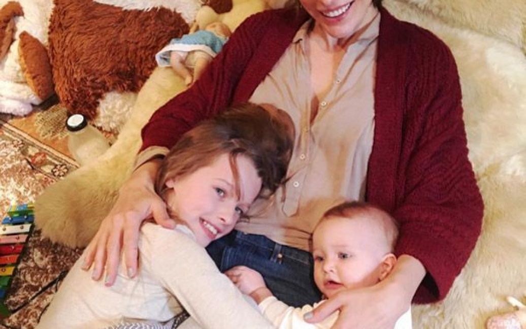 Міла Йовович активно публікує фото зі своїми доньками / © instagram.com/millajovovich