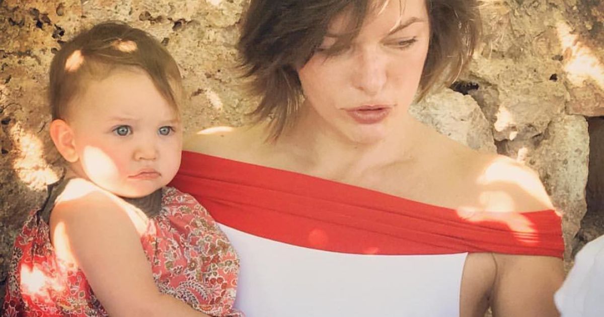 Мила Йовович активно публикует фото со своими дочерьми