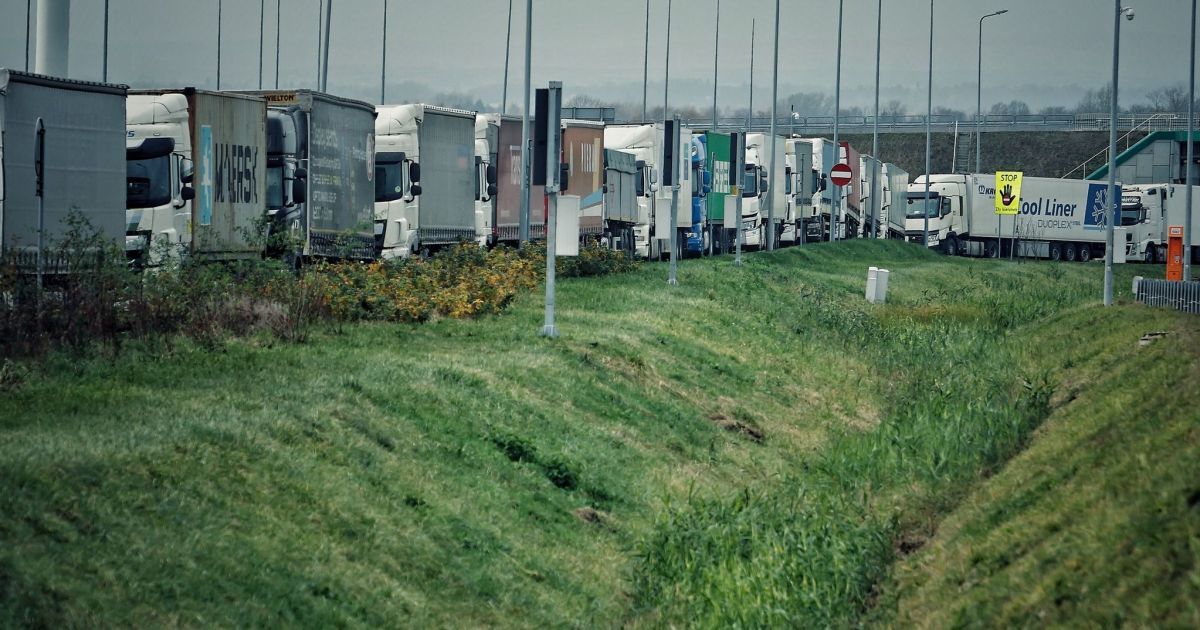 Поляки начали круглосуточную блокаду границы