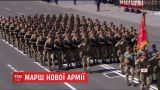 Женщины-военные, истребители и зрители на столбах: как в Киеве прошел парад ко Дню Независимости