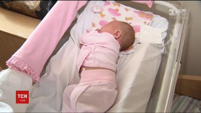 Бланк заяви замість бебі-боксу. ТСН дослідила, чому у пологових будинках досі не видають пакунки малюка