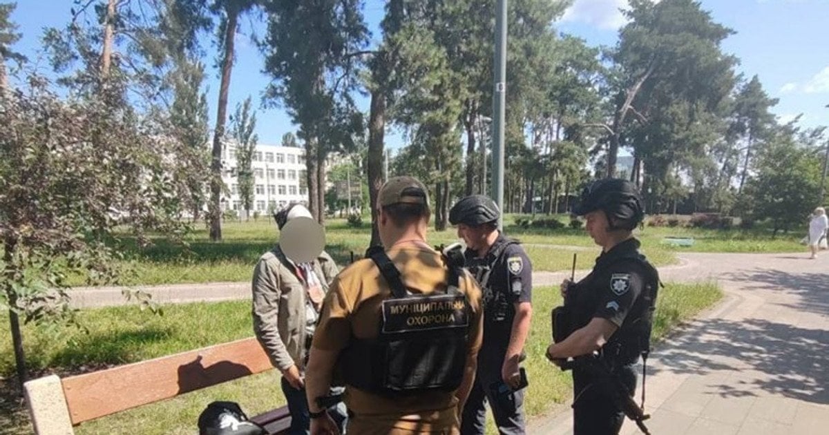 Чоловік з георгіївською стрічкою погрожував людям у парку Кіото