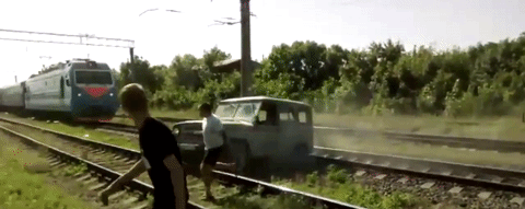 В России поезд снес застрявший на железнодорожных путях УАЗ