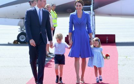 Недовольный принц Джордж и принцесса Шарлотта с букетом: Кембриджи с детьми прилетели в Берлин