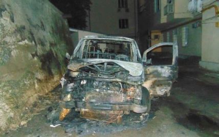 В пожаре микроавтобуса в центре Киева обгорел водитель