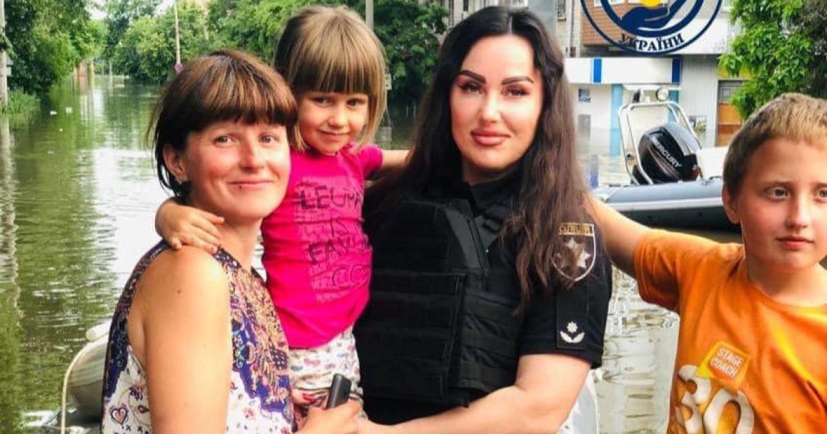 Врятована жінка із даху під Олешками розповіла про порятунок Фото: Національна поліція України