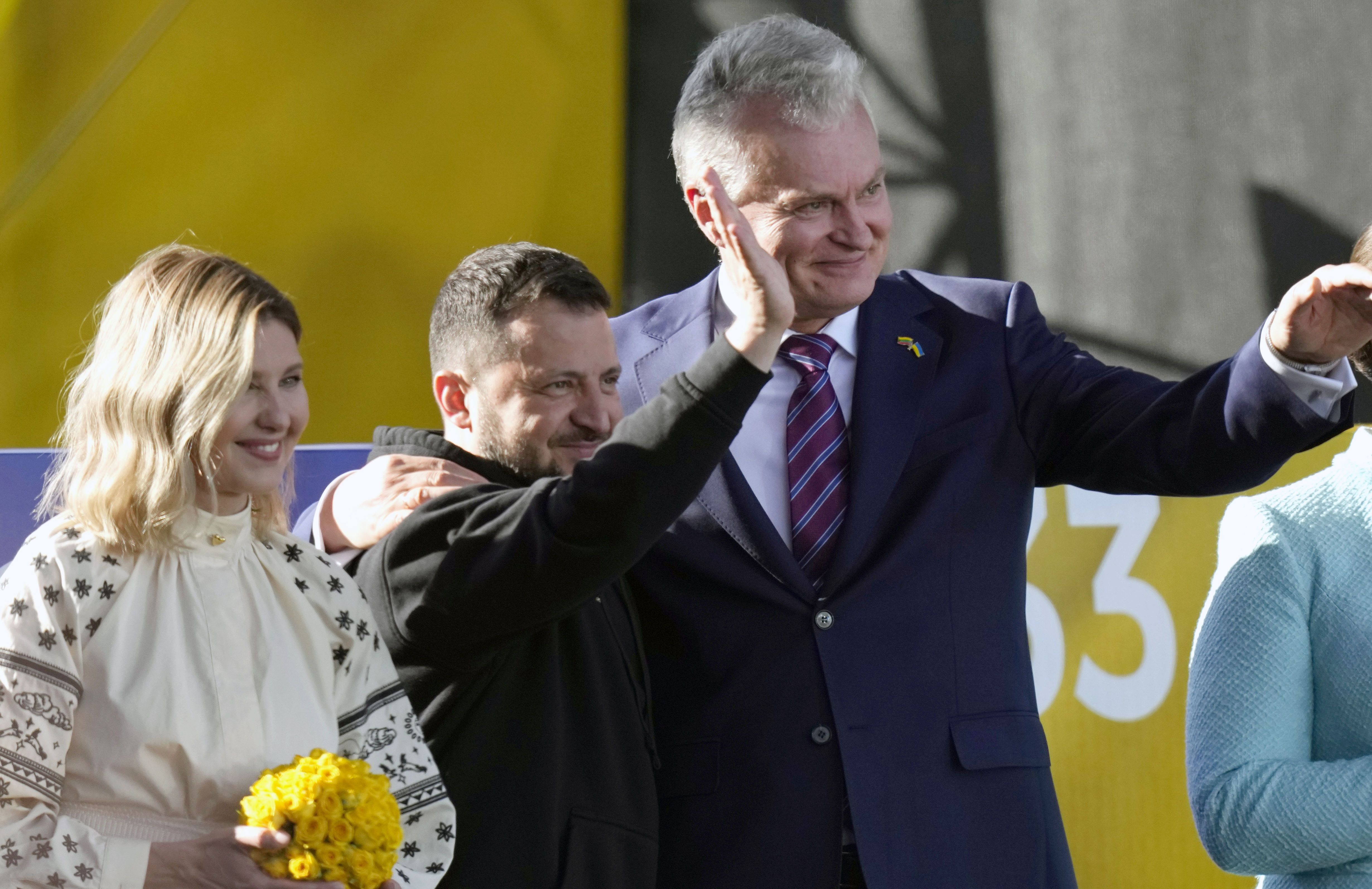 Президент України Володимир Зеленський у Вільнюсі з першою леді України Оленою Зеленською та лідером Литви Ґітанасом Науседою / © Associated Press